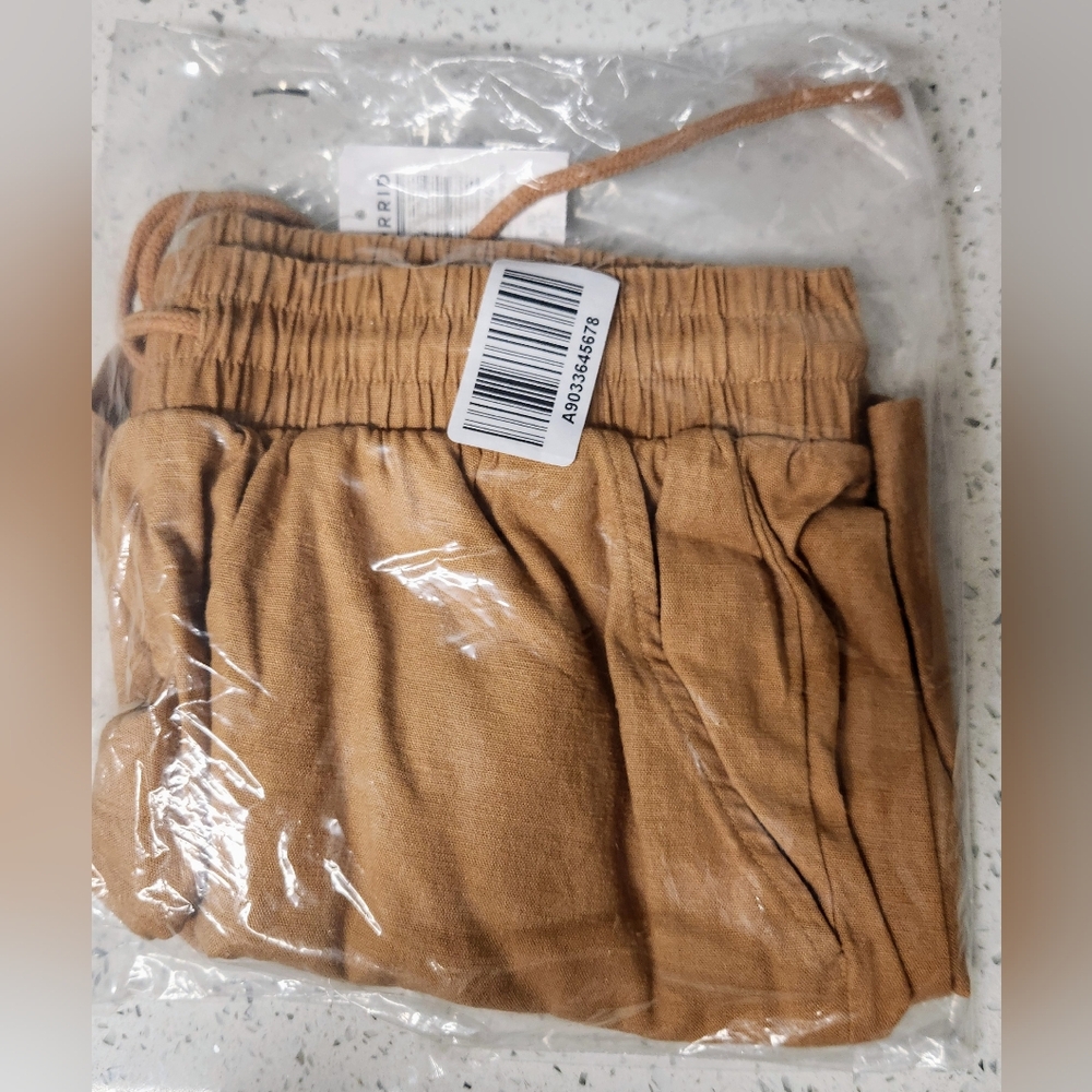 Torrid 5 Inch Pull-On Stretch Linen Mid-Rise Short - Tan‎ - Medium - Picture 6 of 7